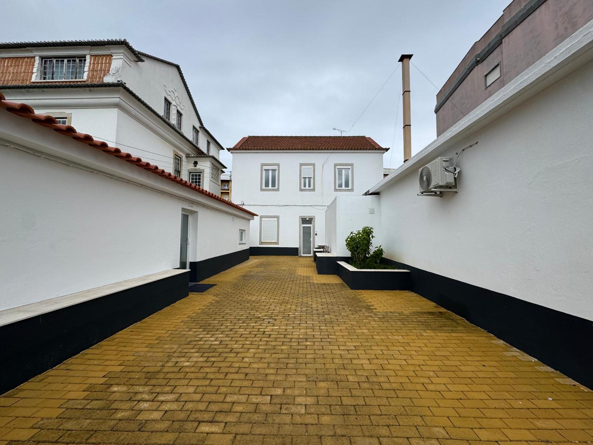 Nest- Walk To The Estoril